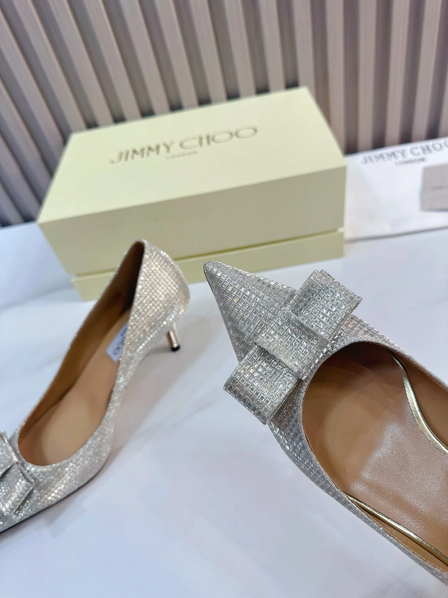 👟👟Ex-factory price 620👟👟 JIMMY CHOO (Jimmy CHOO) 💝💝💝 is a very comprehensive noble fashion lifestyle brand, with a series of women's high-heeled, medium-heeled, flat-heeled sandals with the same straps from major fashion bloggers and celebrities in Hong Kong and the United States.  The Australian pointed toe, round toe and square toe series are simply beautiful. Fall in love with elegance and playful sense of the future. Just by looking at them, you want to own them immediately, but you can really think about a pair of exquisite high heels~~~~~~~~~~~~~~~~~ 💝This series is specially designed for extraordinary and indifferent ladies, thus creating a unique overall effect, Jimmy Choo Design products that inspire women to move forward and show their charm💝💝💝 1⃣️Material: Imported cowhide 2⃣️Inner: Imported Italian lambskin, super soft and delicate 3⃣️Outsole: Imported Italian original original color genuine leather outsole Heel height 6.5 4⃣️Code number: 35 to 39 (34, 40, 41 customized)